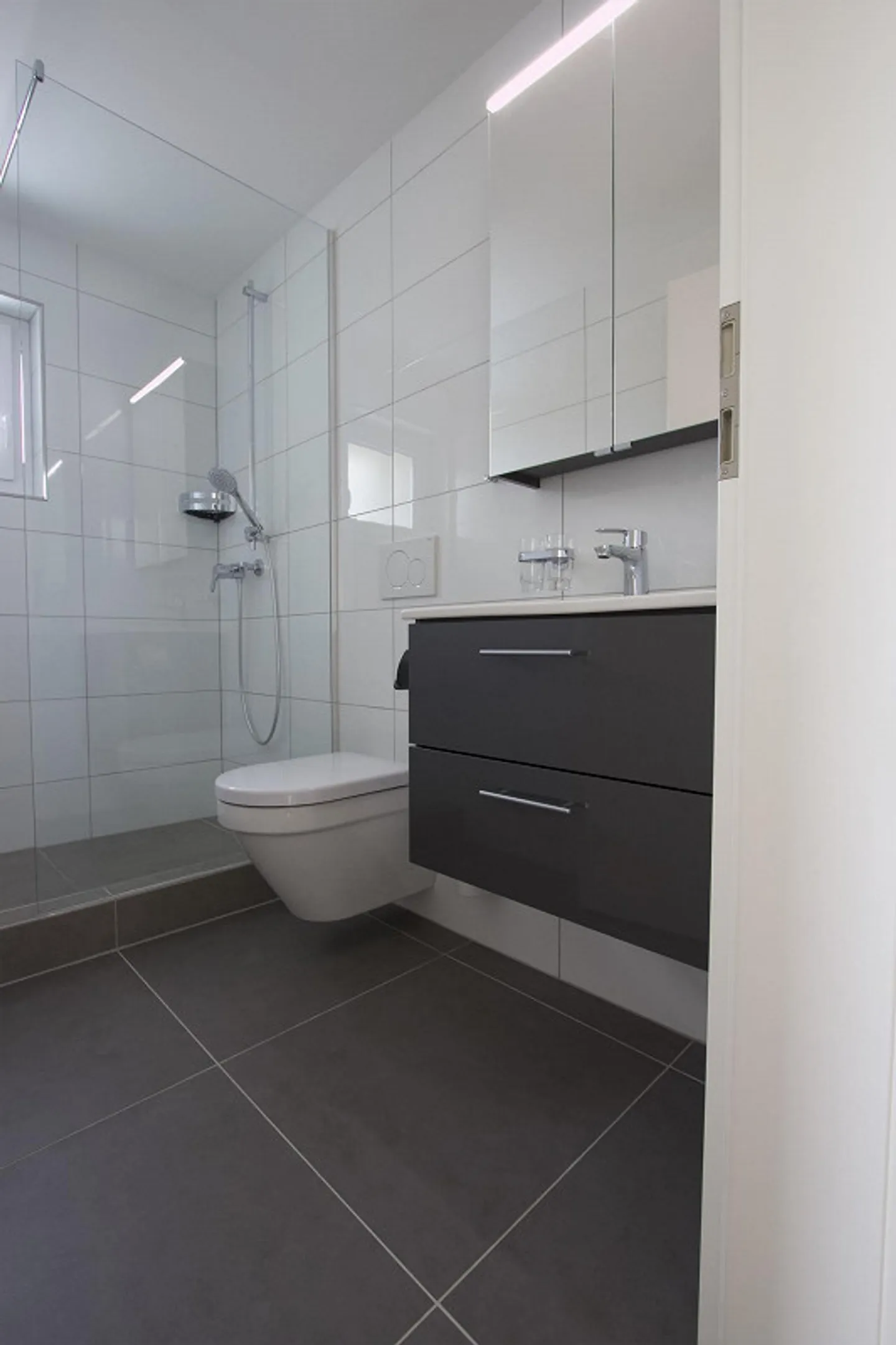 In the center, renovated 3.0 room apartment, bright and large balcony - Photo 3 of 7