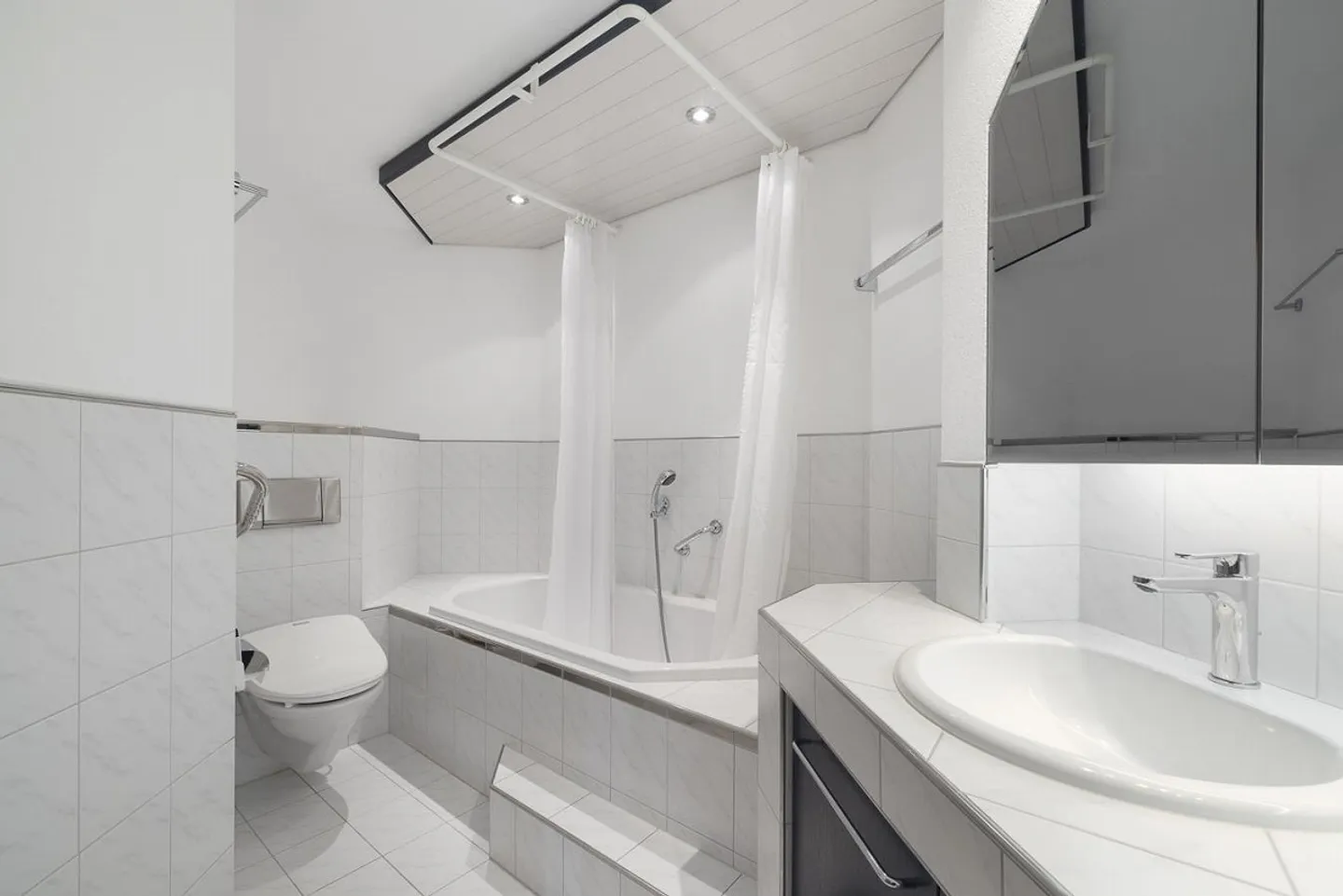 Lake View and Comfort in Muralto – 4.5 Rooms with Spa Area - Photo 9 of 17