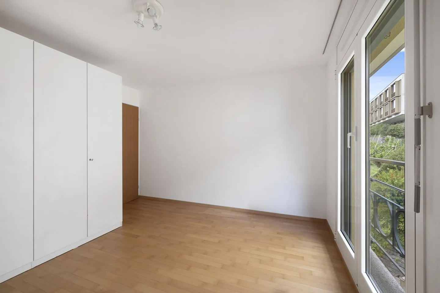 Lake View and Comfort in Muralto – 4.5 Rooms with Spa Area - Photo 10 of 17