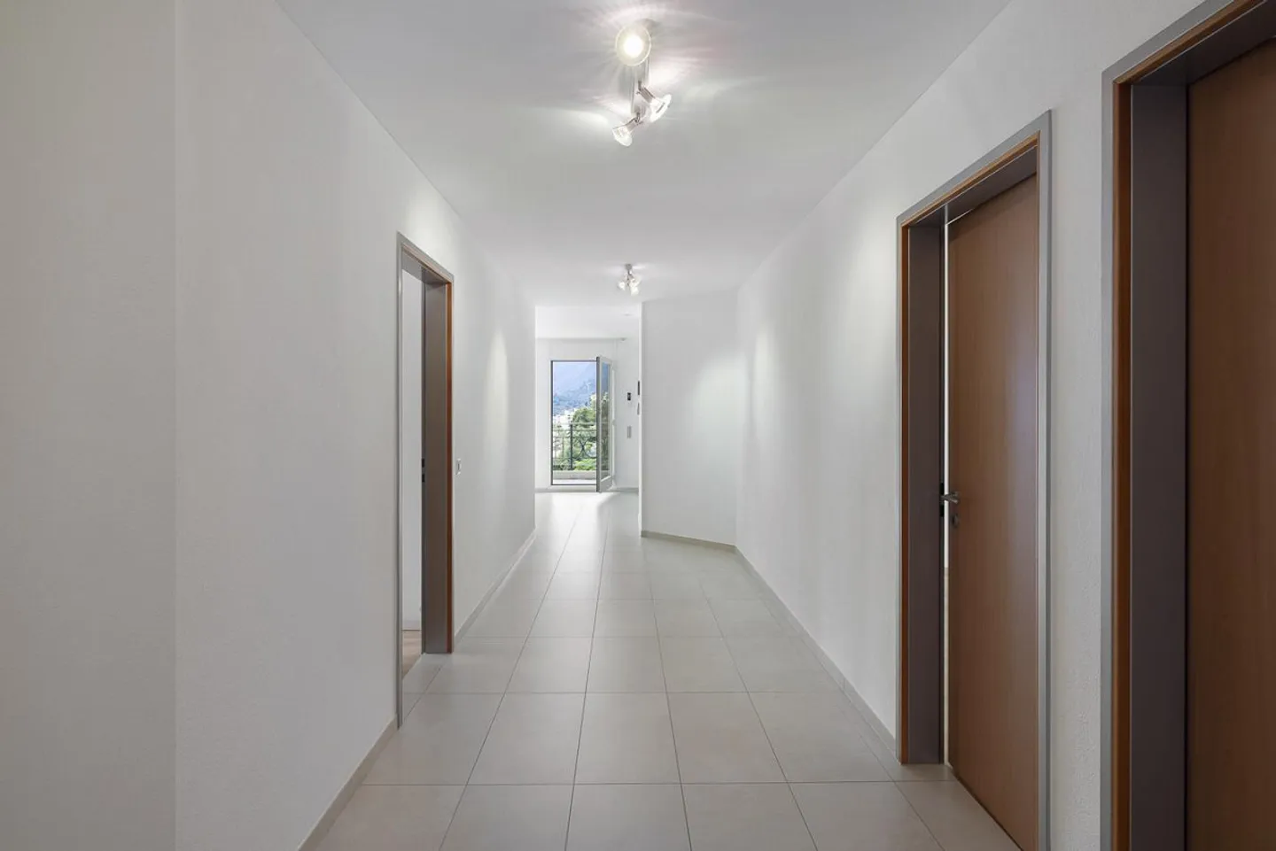 Lake View and Comfort in Muralto – 4.5 Rooms with Spa Area - Photo 6 of 17