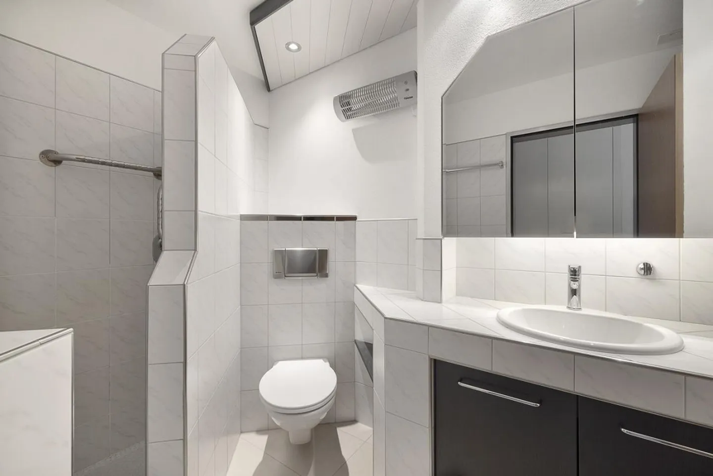 Lake View and Comfort in Muralto – 4.5 Rooms with Spa Area - Photo 12 of 17