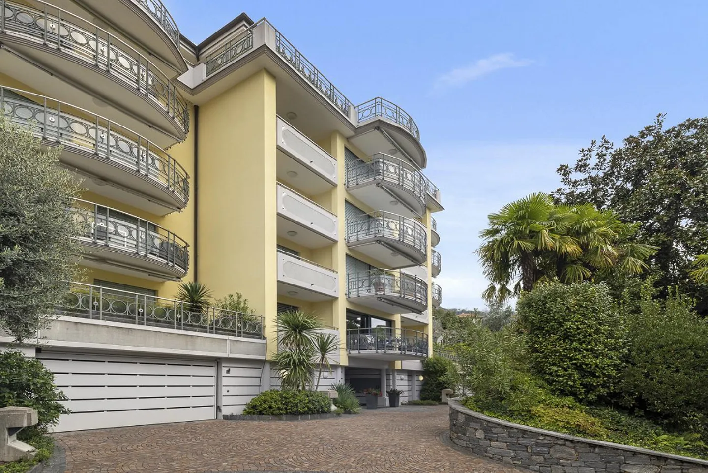 Lake View and Comfort in Muralto – 4.5 Rooms with Spa Area - Photo 14 of 17