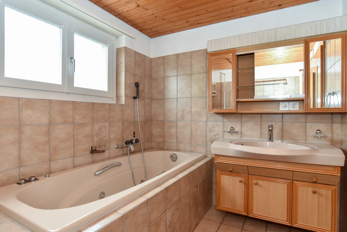 Maison individuelle avec grand atelier et nombreux espaces de stationnement - Photo 9 sur 13