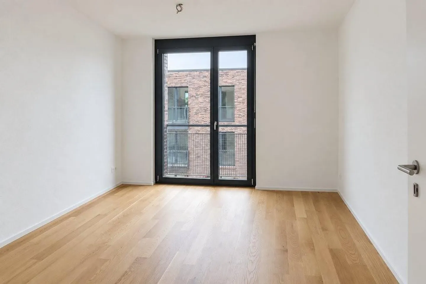 Luminoso appartamento di 3,5 stanze con balcone e vista sul verde - Foto 8 di 9