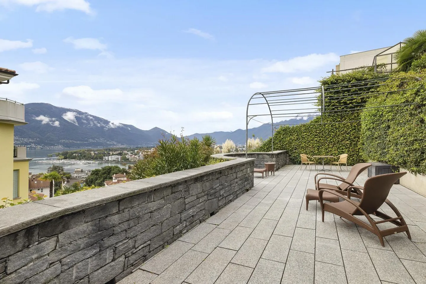 Lake View and Comfort in Muralto – 4.5 Rooms with Spa Area - Photo 17 of 17