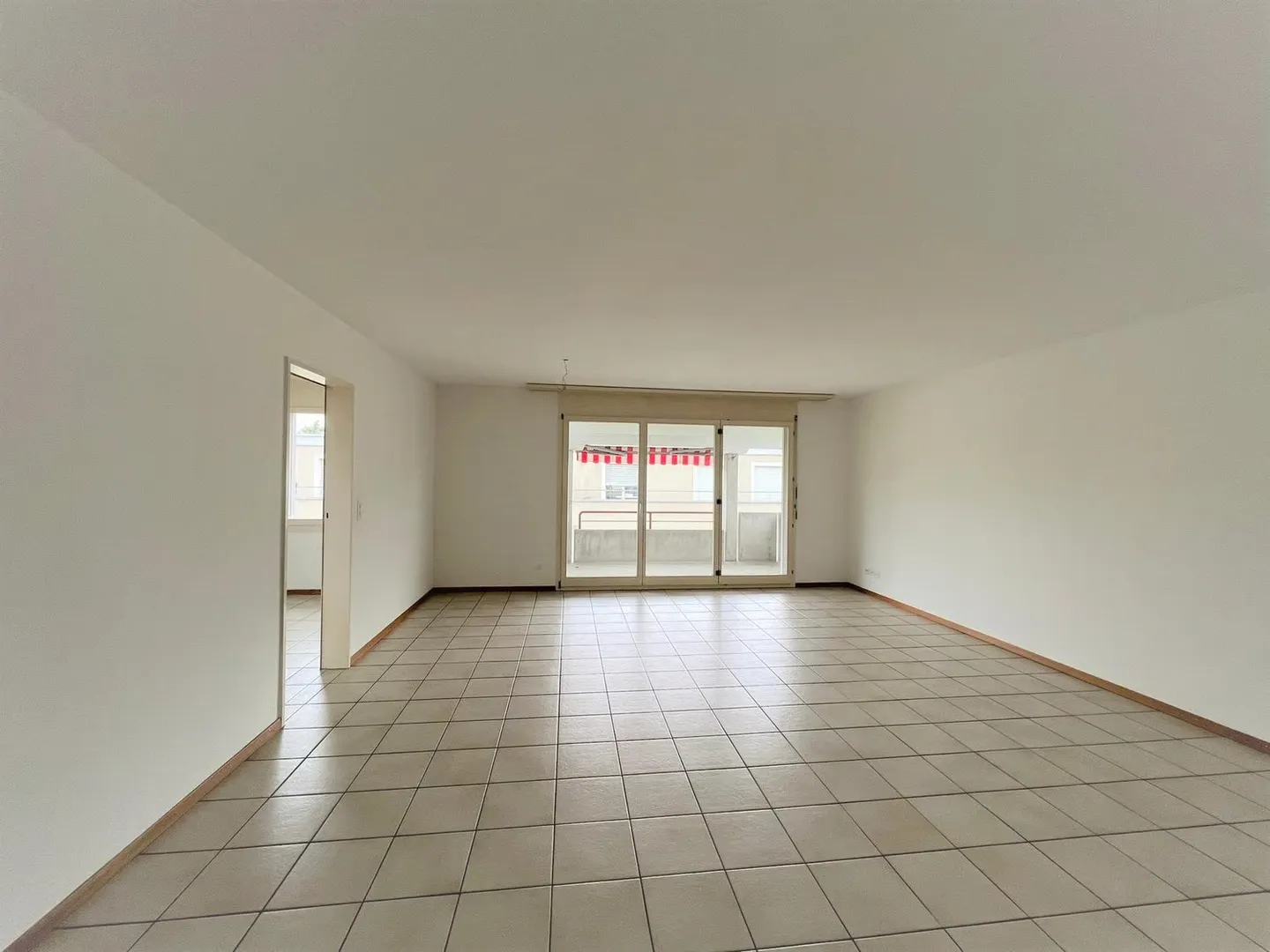 Schöne, grosszügige 3.5 Zimmer Wohnung mit neuer Küche - Foto 12 di 23