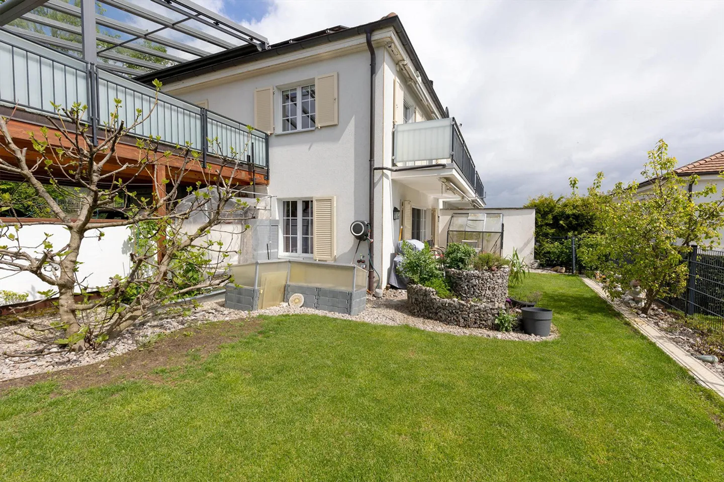 Casa bifamiliare di 4,5 stanze con 2 stanze aggiuntive nel seminterrato - Foto 2 di 14