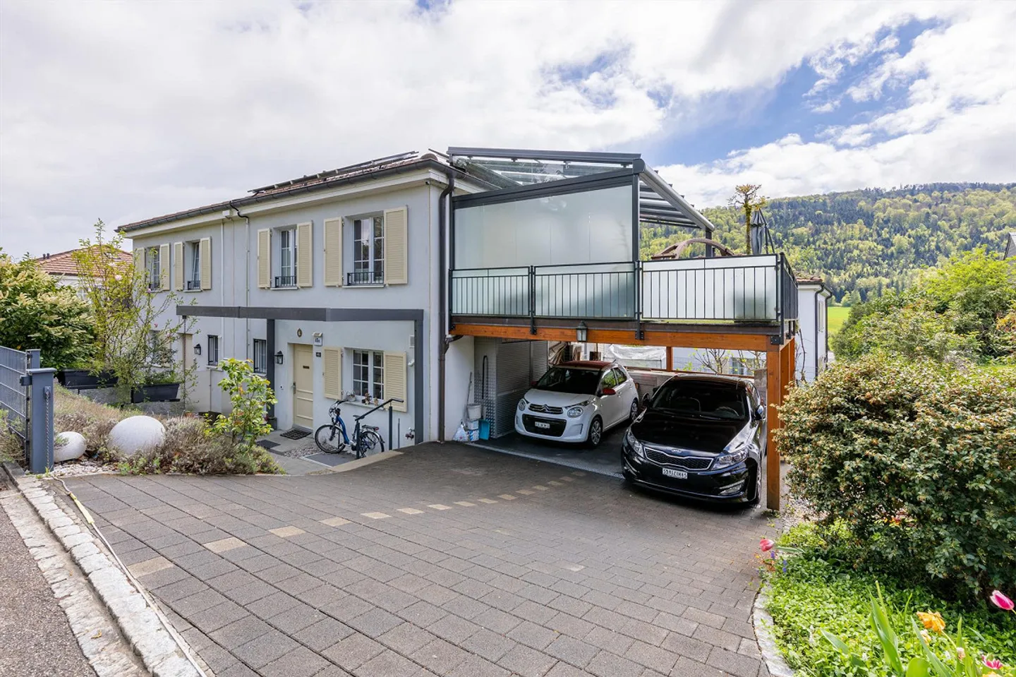 Casa bifamiliare di 4,5 stanze con 2 stanze aggiuntive nel seminterrato - Foto 3 di 14