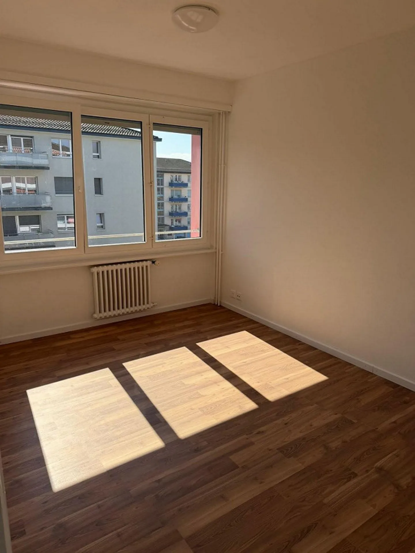 Renovated and bright 2-room apartment ready to move in in Bussigny - Photo 1 of 8