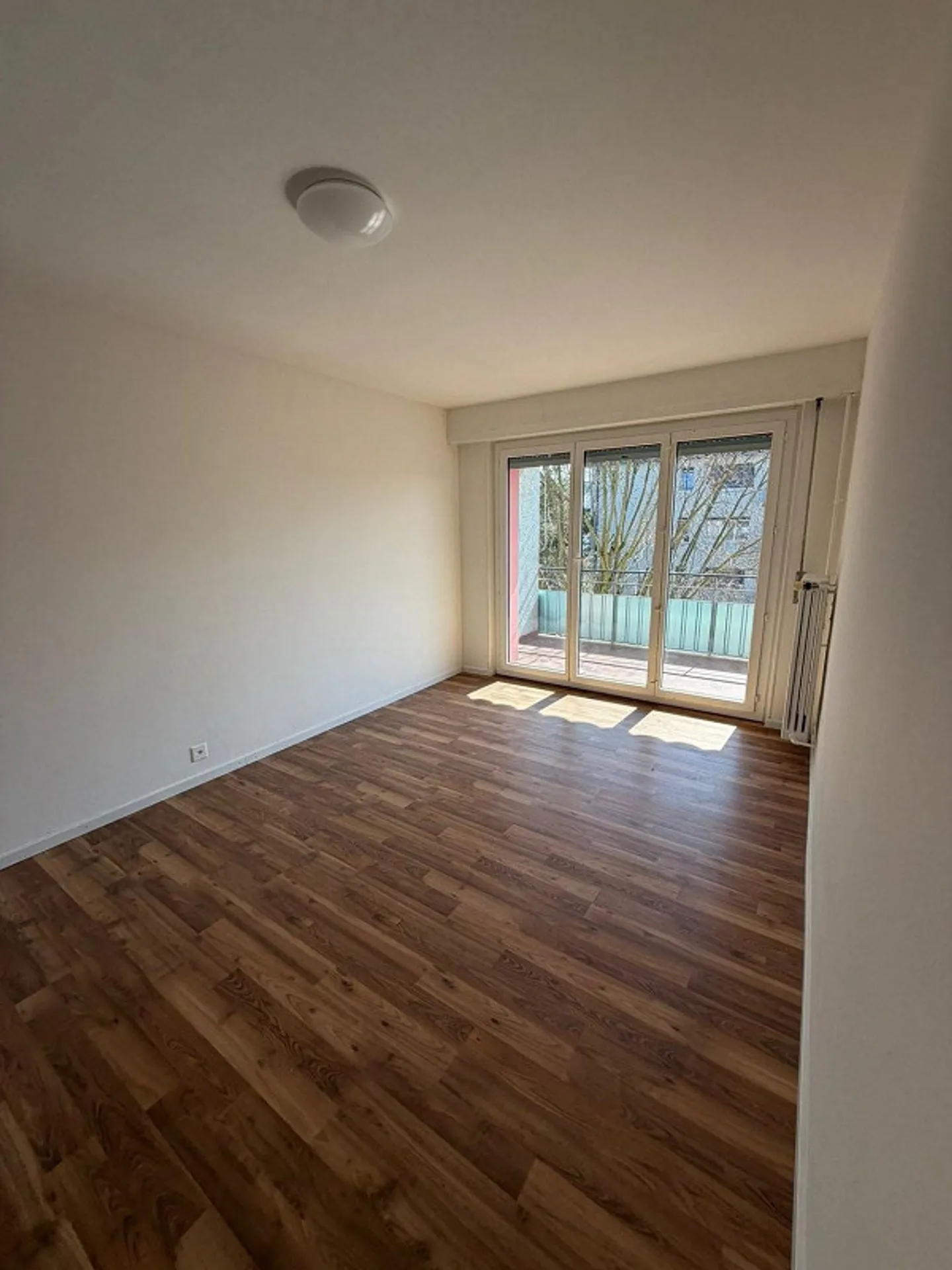 Renovated and bright 2-room apartment ready to move in in Bussigny - Photo 3 of 8