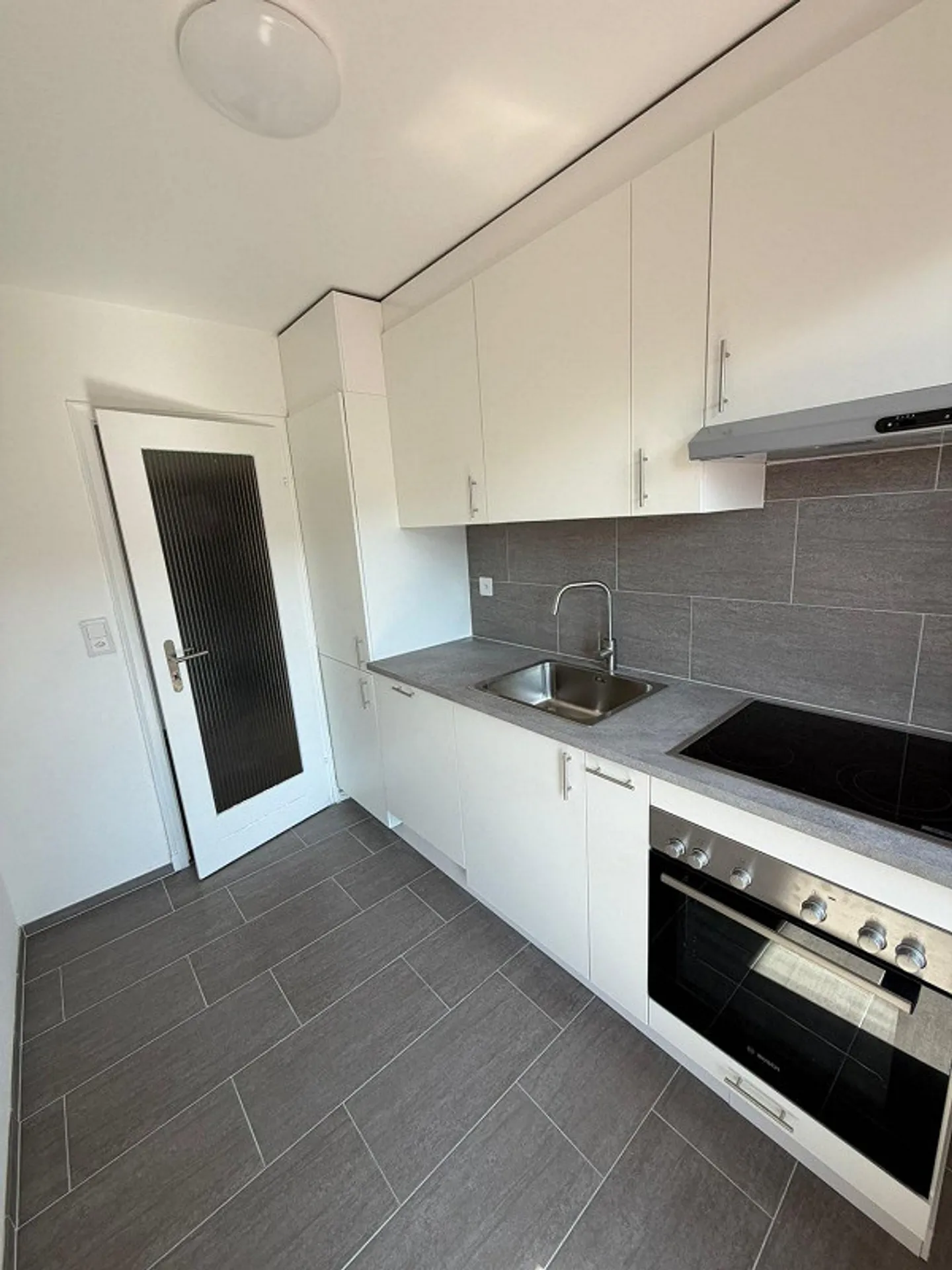 Renovated and bright 2-room apartment ready to move in in Bussigny - Photo 4 of 8