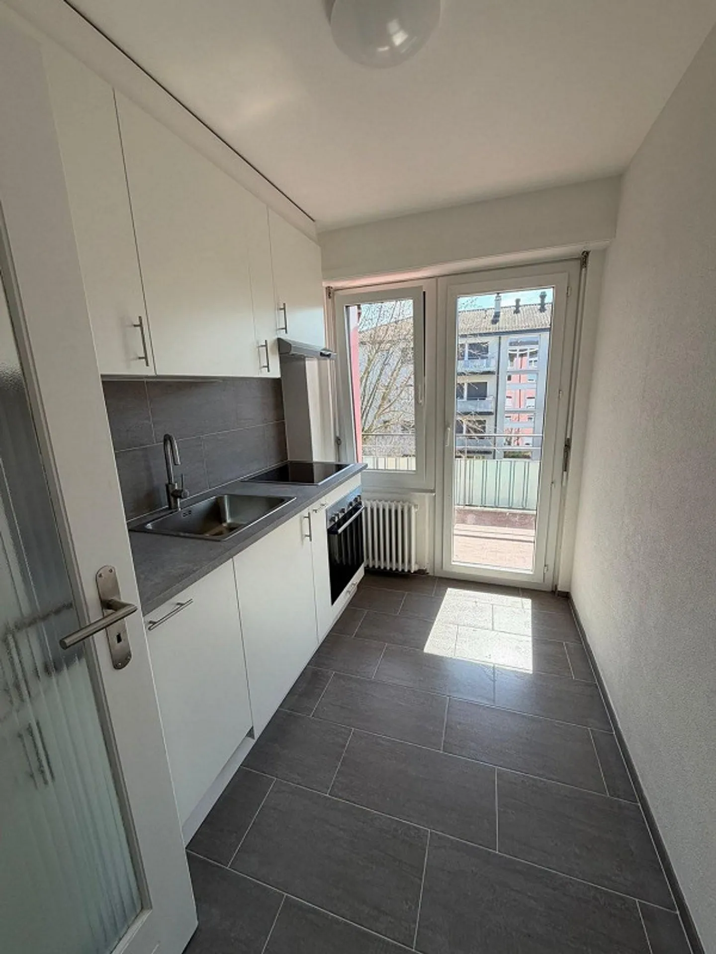 Renovated and bright 2-room apartment ready to move in in Bussigny - Photo 5 of 8