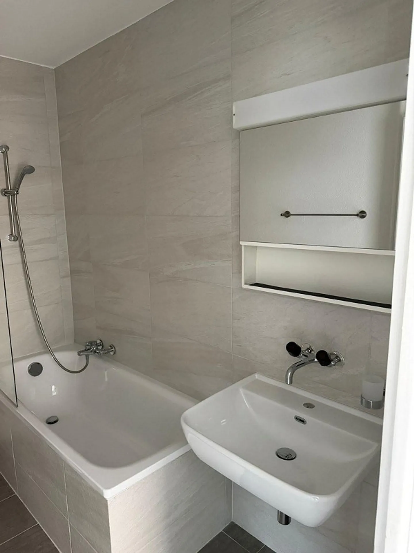 Renovated and bright 2-room apartment ready to move in in Bussigny - Photo 6 of 8