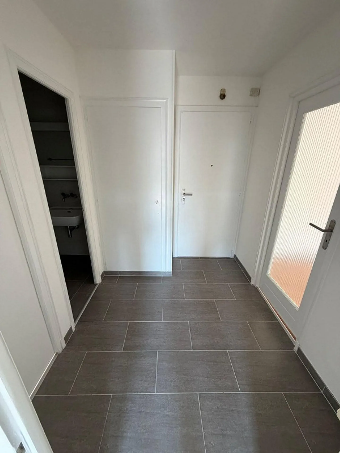 Renovated and bright 2-room apartment ready to move in in Bussigny - Photo 8 of 8