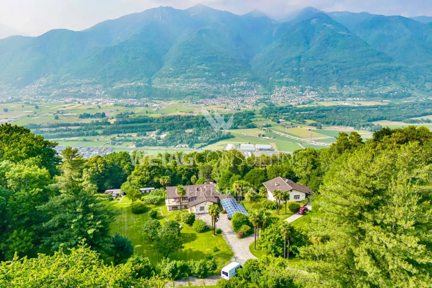 Proprietà spaziosa nel verde con villa principale, casa per gli ospiti e grotta indipendente - Foto 1 di 13