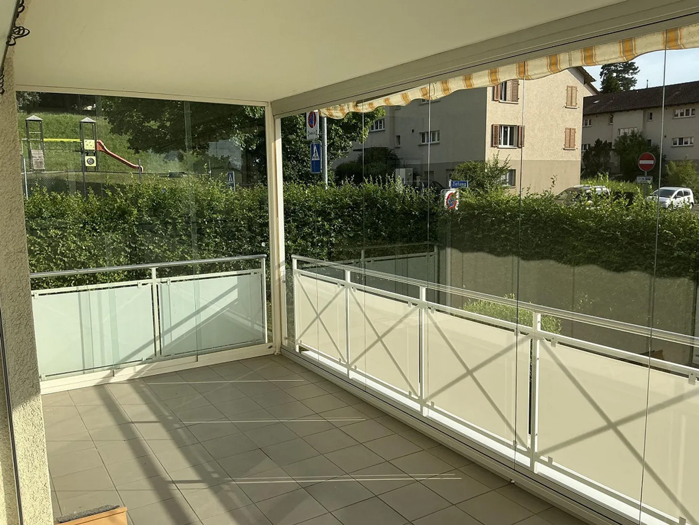Luminoso appartamento di 4,5 stanze con balcone di 15 m² con vetratura - Foto 2 di 11