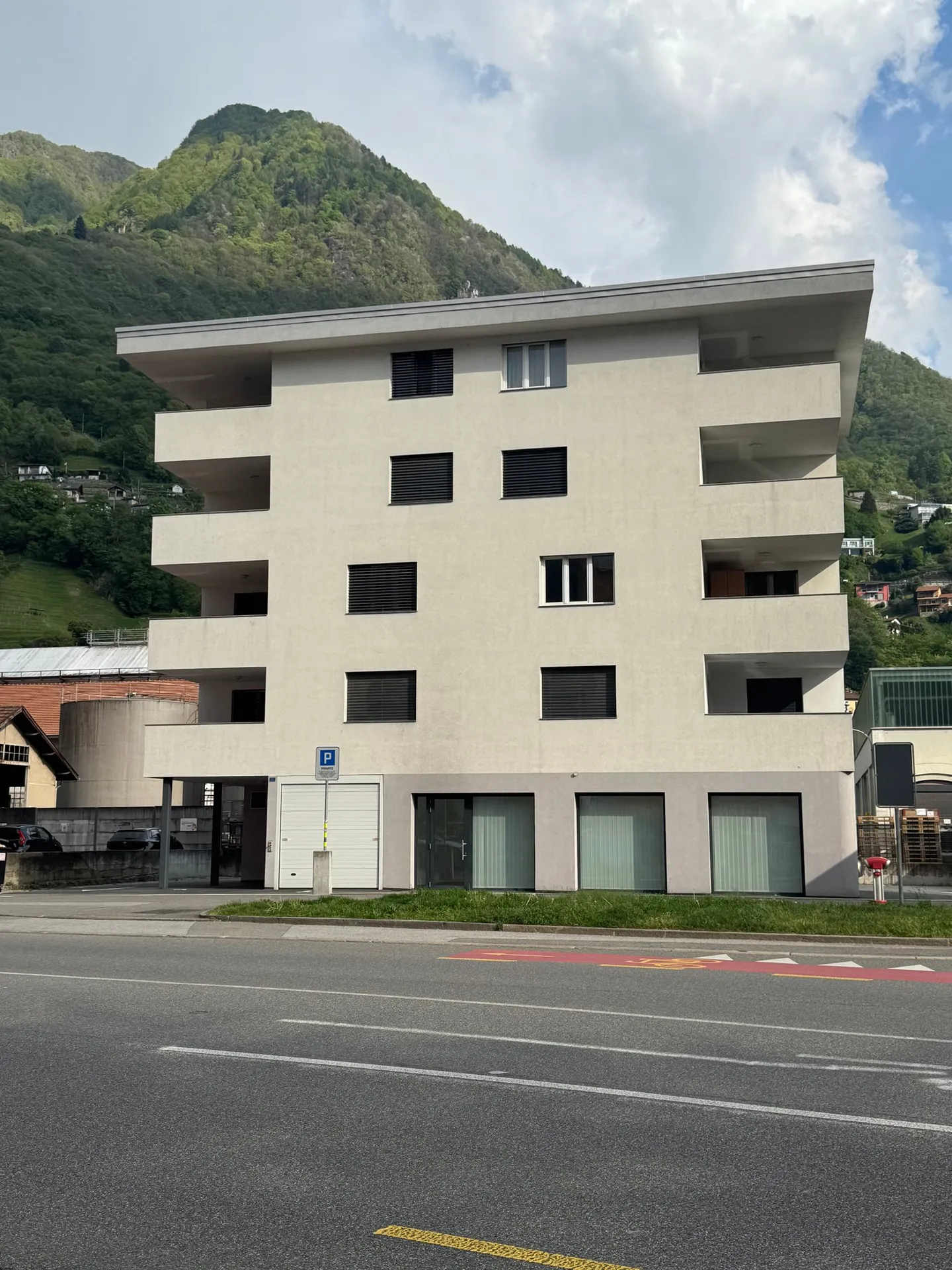 Bellinzona - bright commercial space for rent on the ground floor - Photo 1 of 5