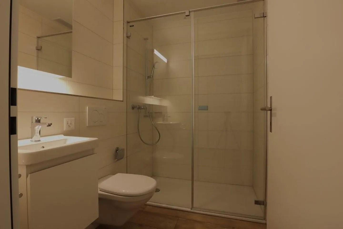 Vivere moderno in una posizione tranquilla con lavanderia privata - Foto 8 di 9