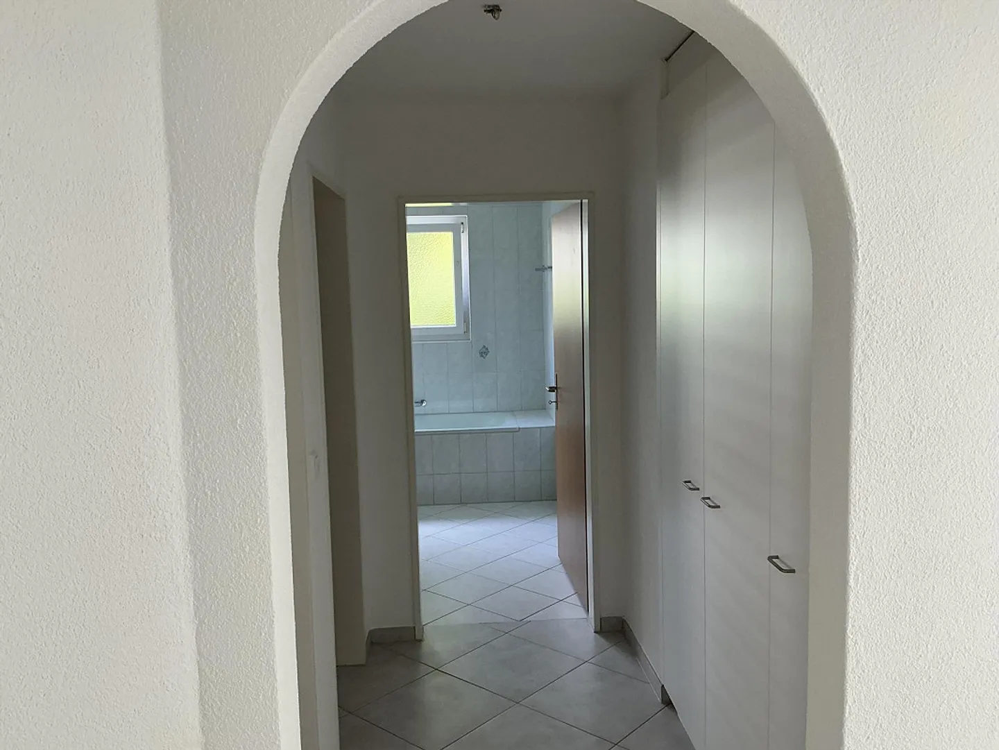 Luminoso appartamento di 4,5 stanze con balcone di 15 m² con vetratura - Foto 5 di 11