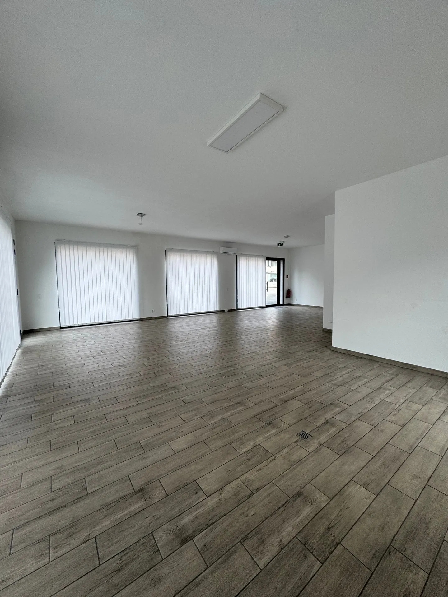 Bellinzona - bright commercial space for rent on the ground floor - Photo 2 of 5