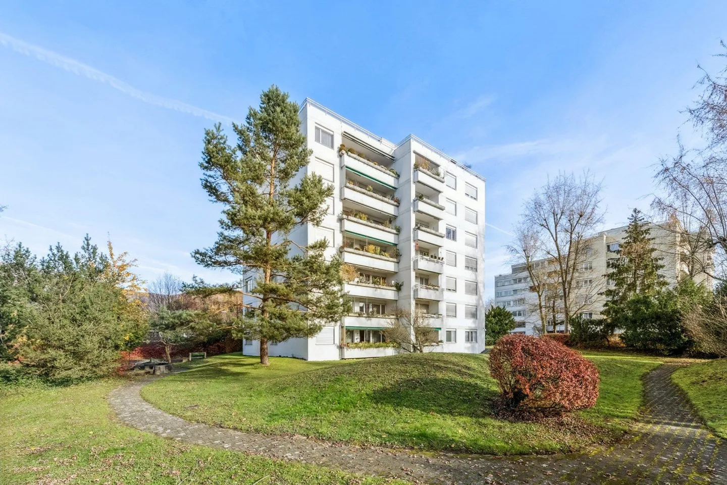 Central living with plenty of light and view - Photo 2 of 11