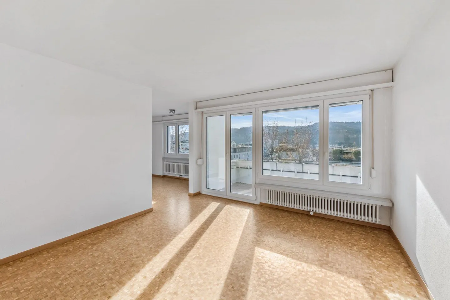 Central living with plenty of light and view - Photo 3 of 11