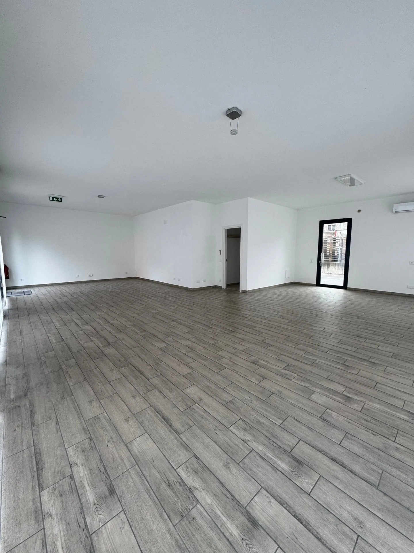Bellinzona - bright commercial space for rent on the ground floor - Photo 3 of 5