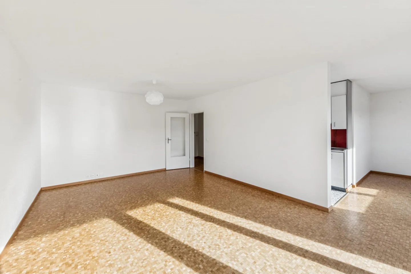 Central living with plenty of light and view - Photo 4 of 11