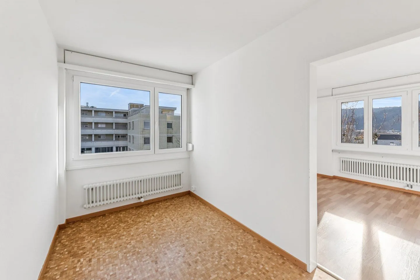 Central living with plenty of light and view - Photo 5 of 11