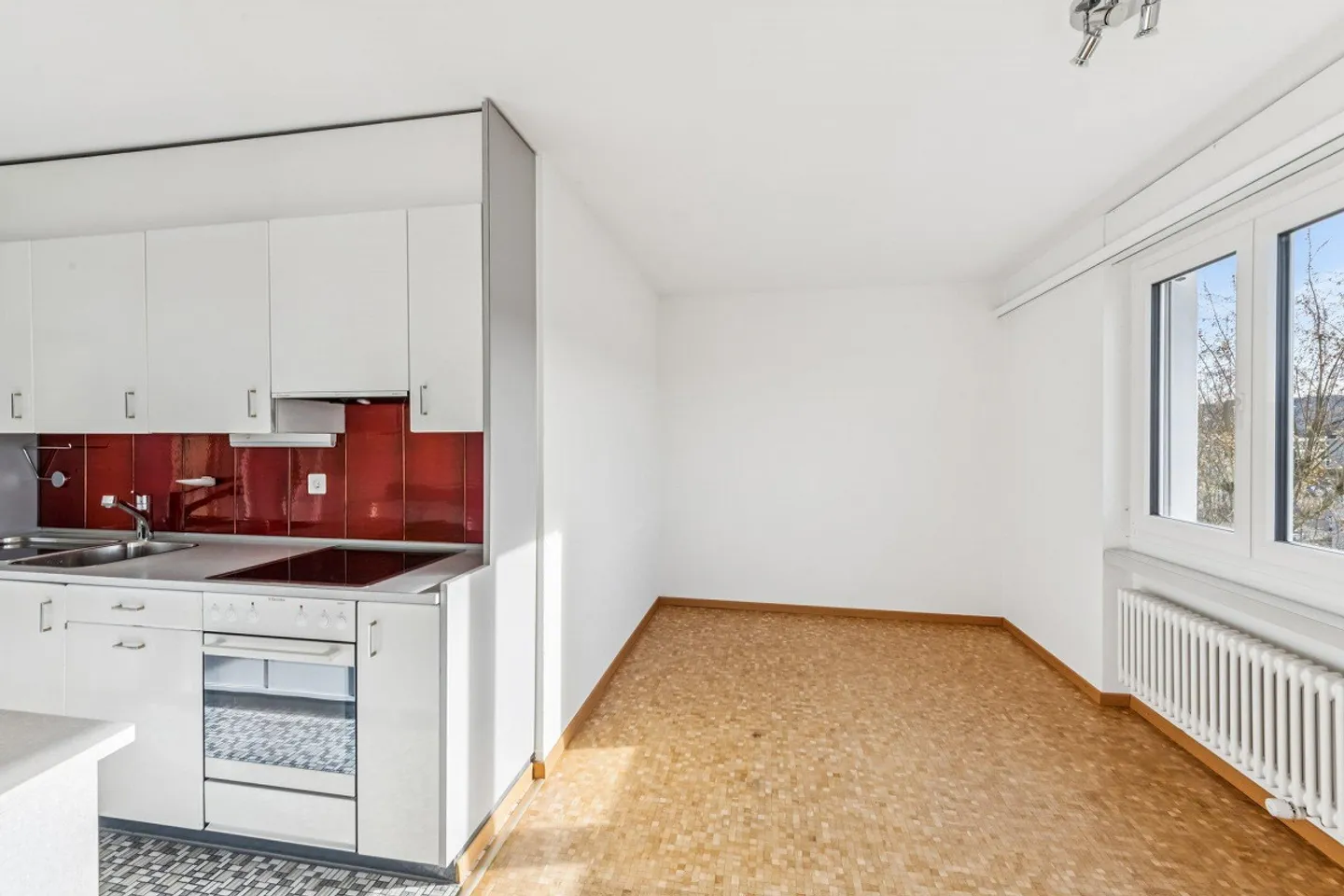 Central living with plenty of light and view - Photo 6 of 11