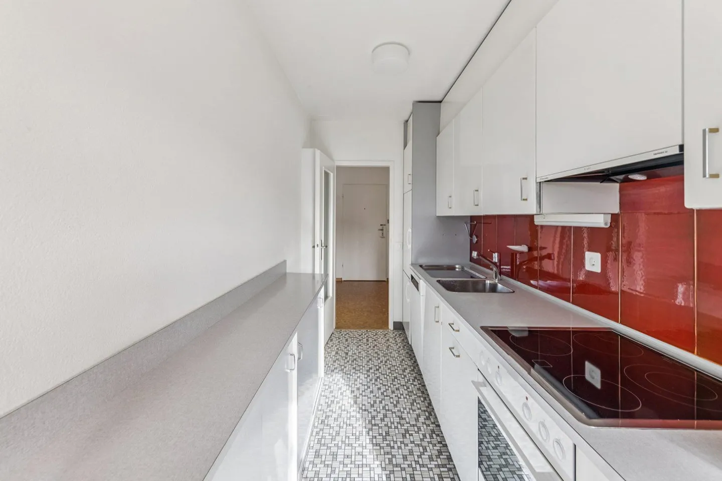 Central living with plenty of light and view - Photo 7 of 11