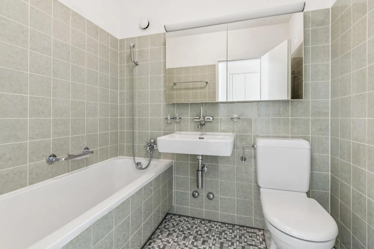 Central living with plenty of light and view - Photo 9 of 11