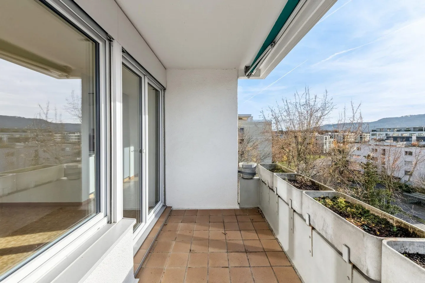 Central living with plenty of light and view - Photo 10 of 11