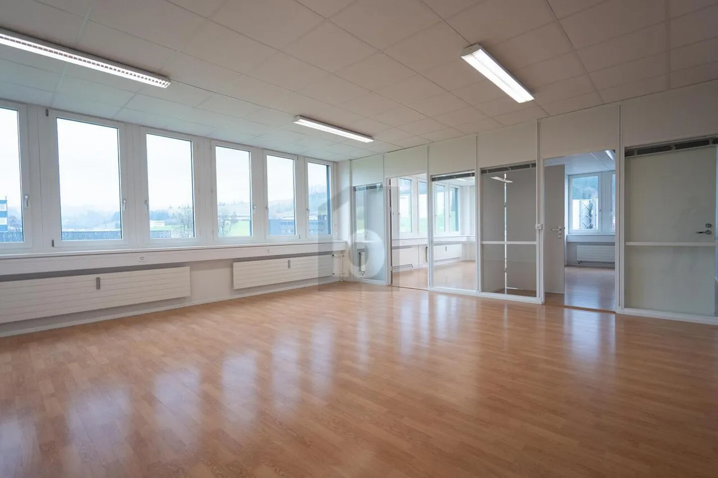 Modernes Büro in Sihlbrugg - Foto 1 von 6
