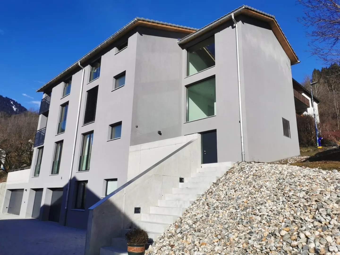 Moderno appartamento di 5 stanze con garage a Schluein - Foto 3 di 5