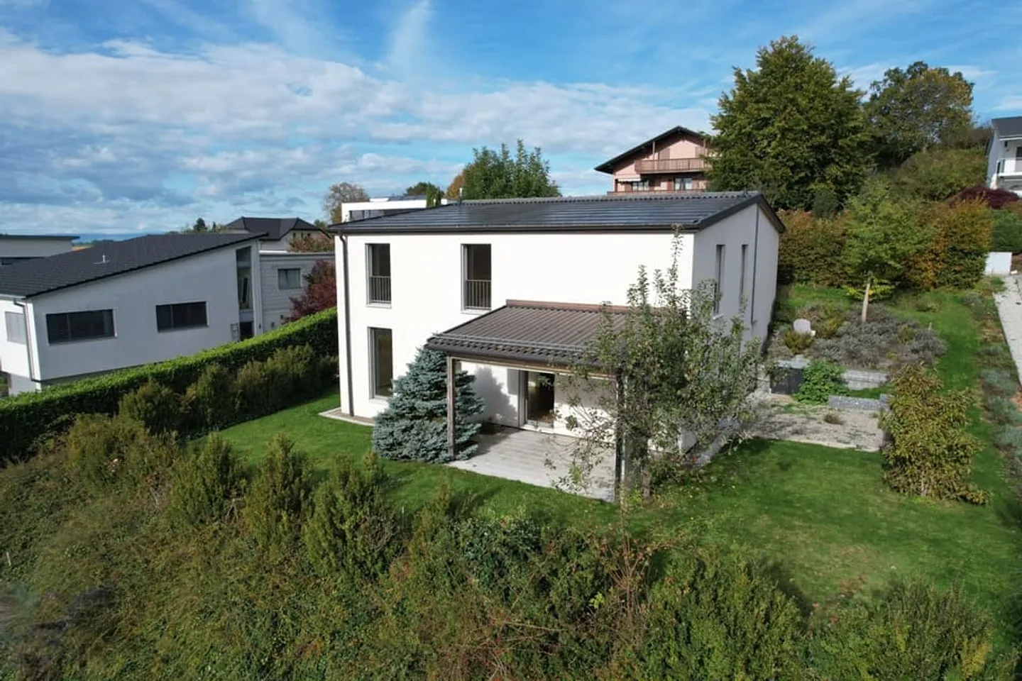 Villa indipendente con terrazza e giardino - Foto 1 di 8