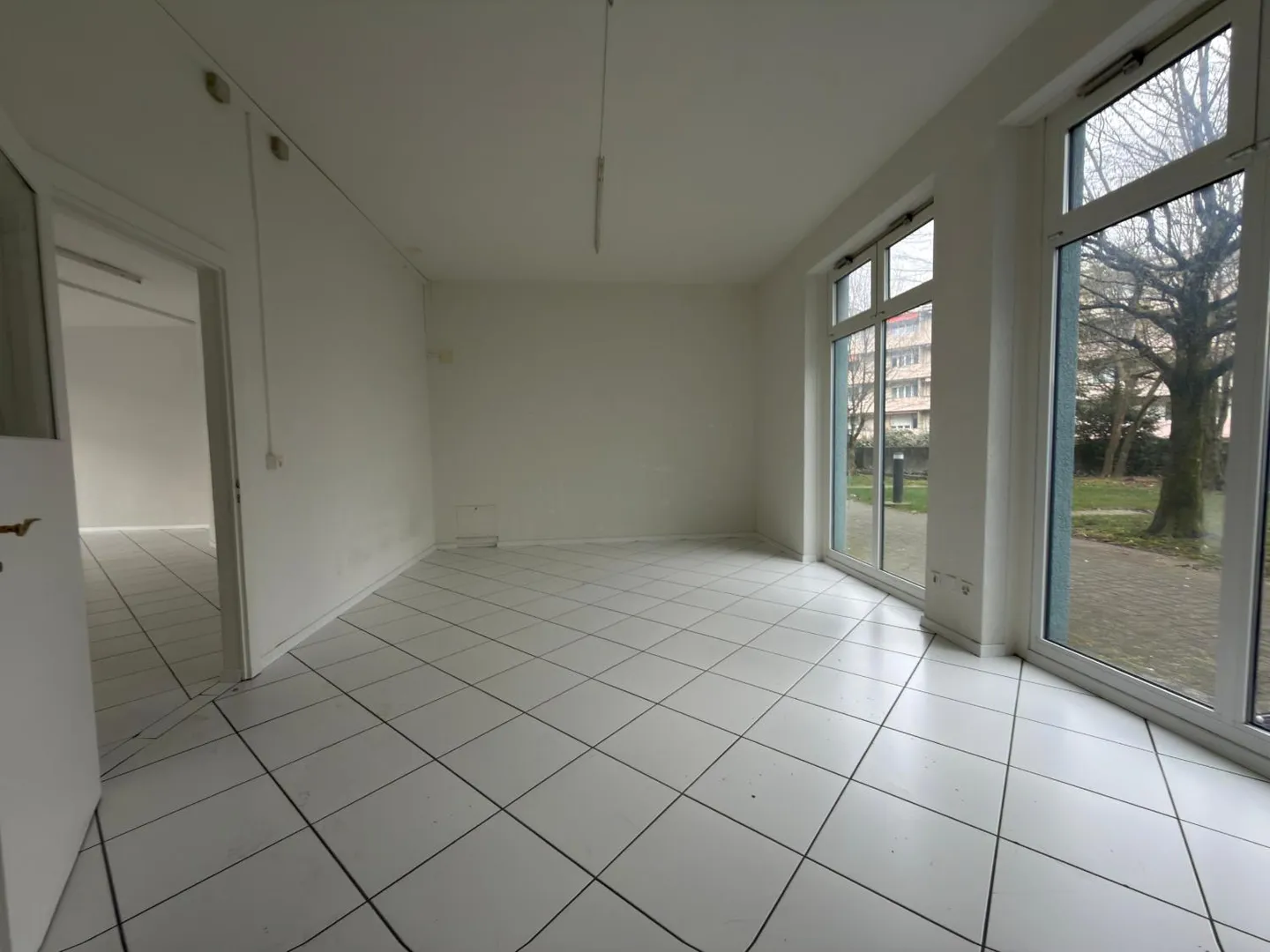 Locale commerciale al piano terra con grande vetrina - Foto 3 di 9