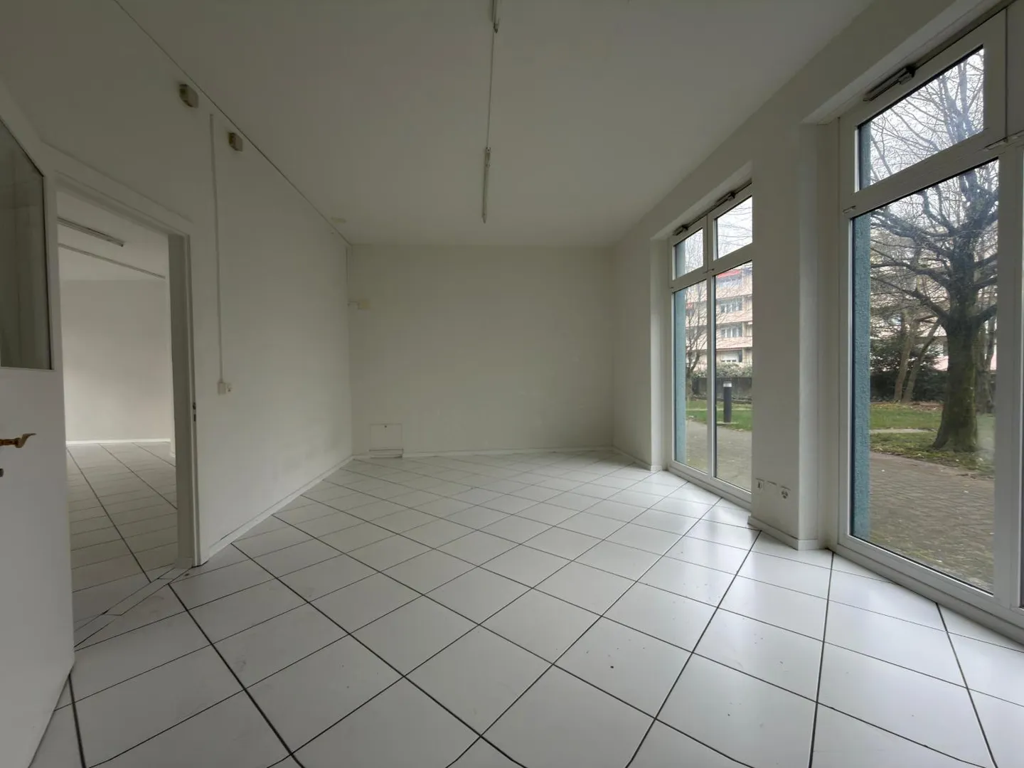 Locale commerciale al piano terra con grande vetrina - Foto 4 di 9