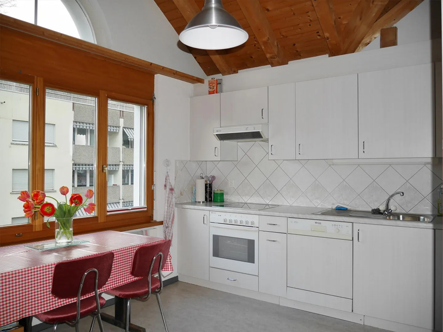 Appartement sous les combles de 3,5 pièces à emplacement central - Photo 1 sur 5