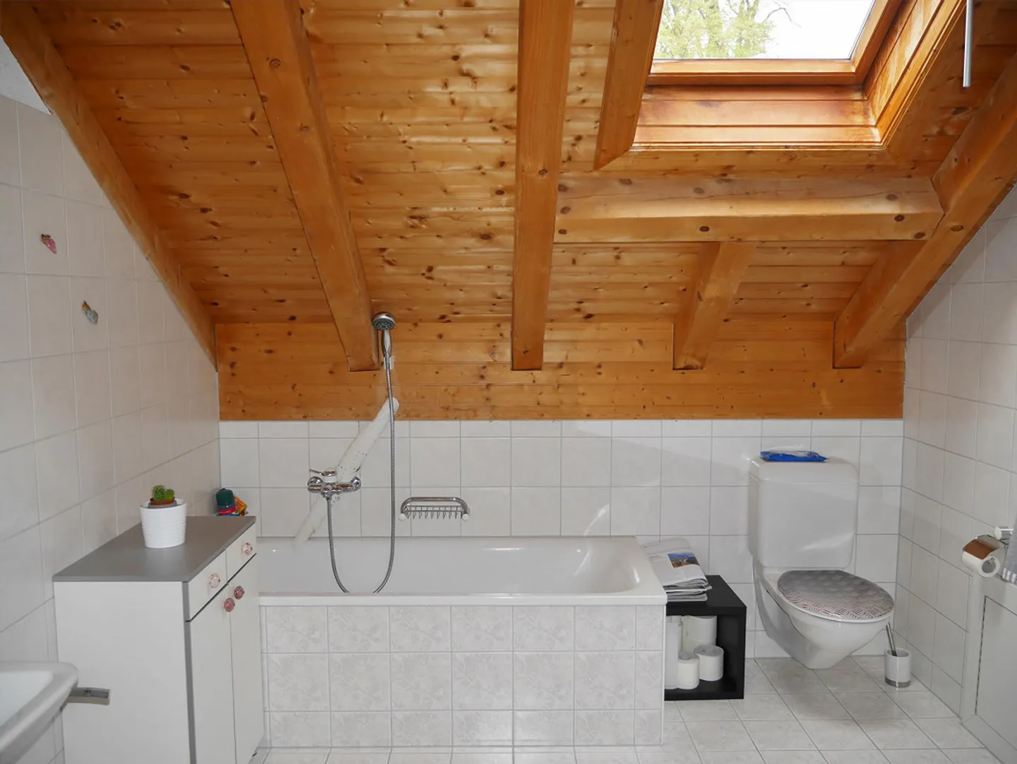 Appartement sous les combles de 3,5 pièces à emplacement central - Photo 4 sur 5