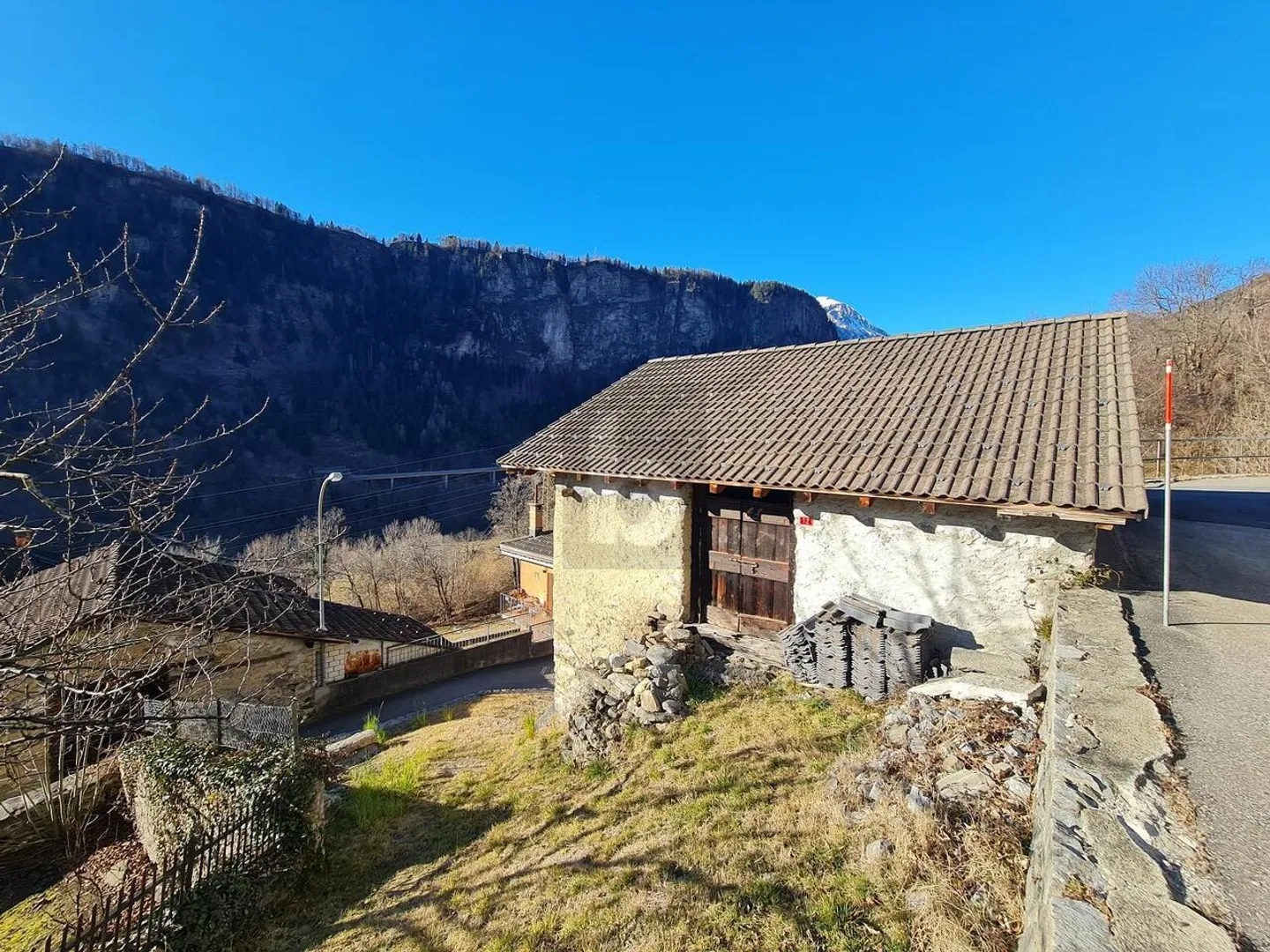 Beautiful house in the center with land - Photo 2 of 6