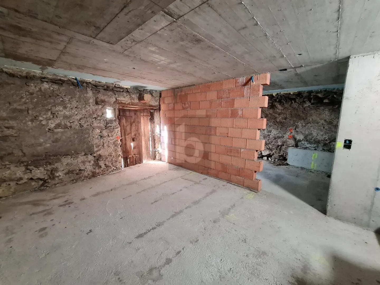 Beautiful house in the center with land - Photo 5 of 6