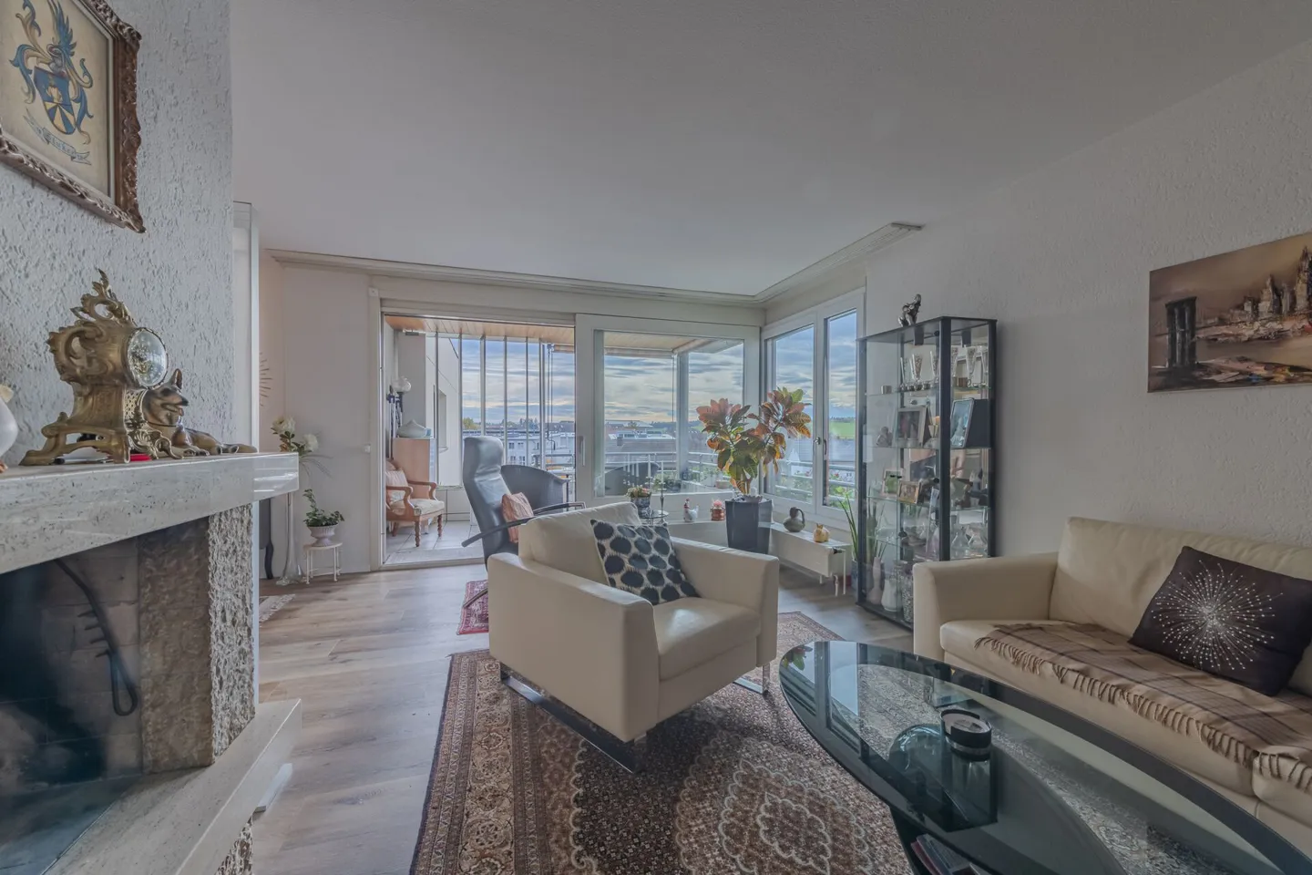 LARGE REAL ESTATE - Well-maintained 3.5 room apartment with beautiful views - Photo 4 of 10