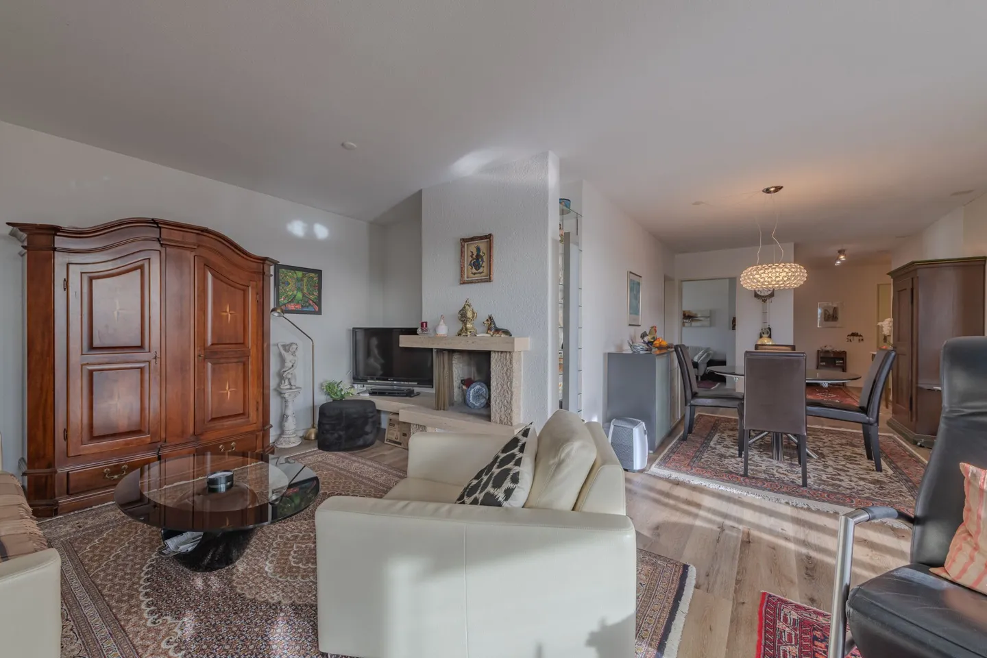 LARGE REAL ESTATE - Well-maintained 3.5 room apartment with beautiful views - Photo 5 of 10