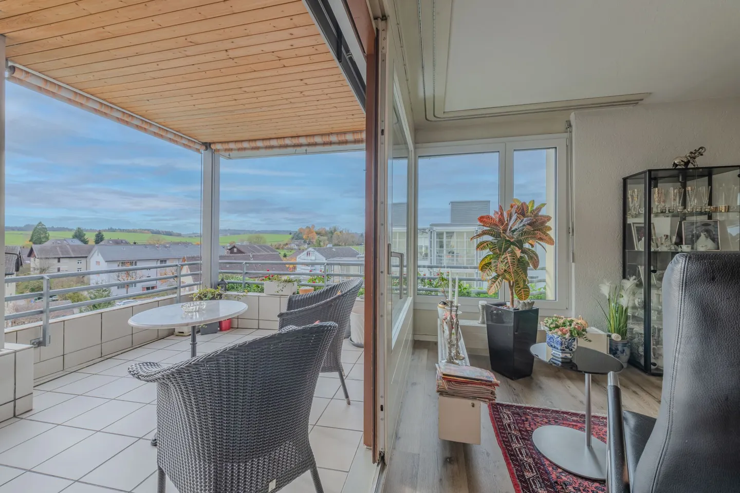 LARGE REAL ESTATE - Well-maintained 3.5 room apartment with beautiful views - Photo 2 of 10