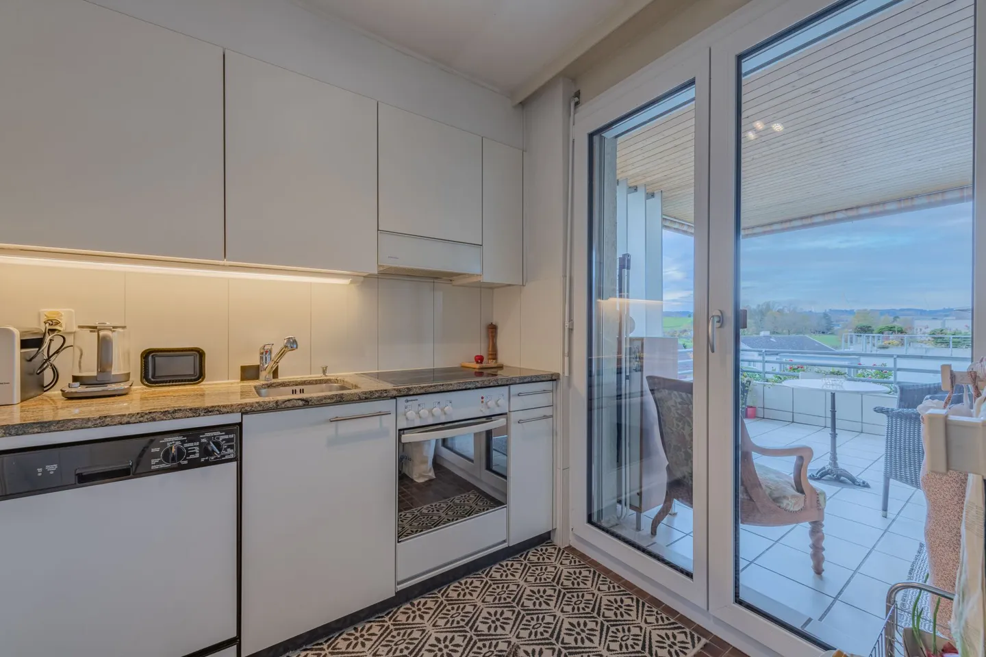 LARGE REAL ESTATE - Well-maintained 3.5 room apartment with beautiful views - Photo 3 of 10