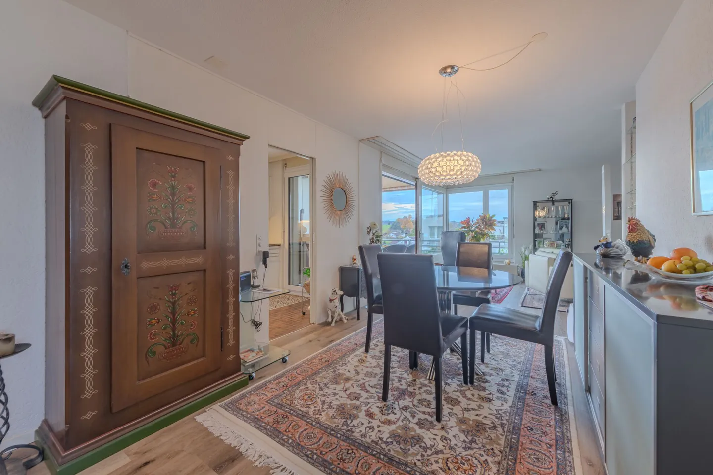 LARGE REAL ESTATE - Well-maintained 3.5 room apartment with beautiful views - Photo 6 of 10