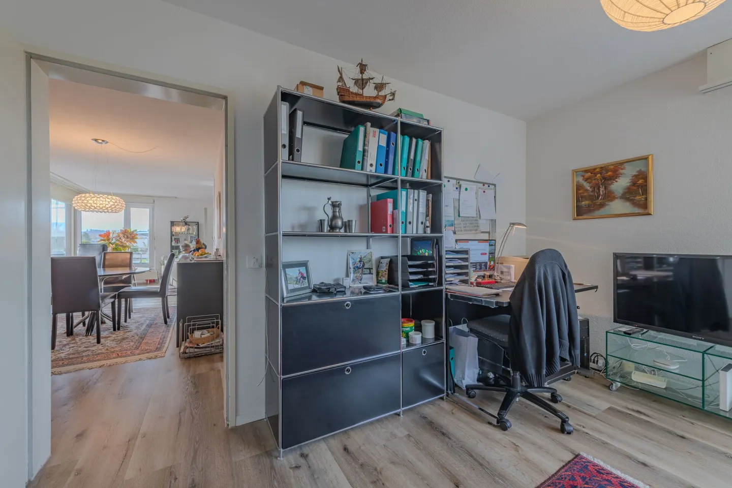 LARGE REAL ESTATE - Well-maintained 3.5 room apartment with beautiful views - Photo 7 of 10