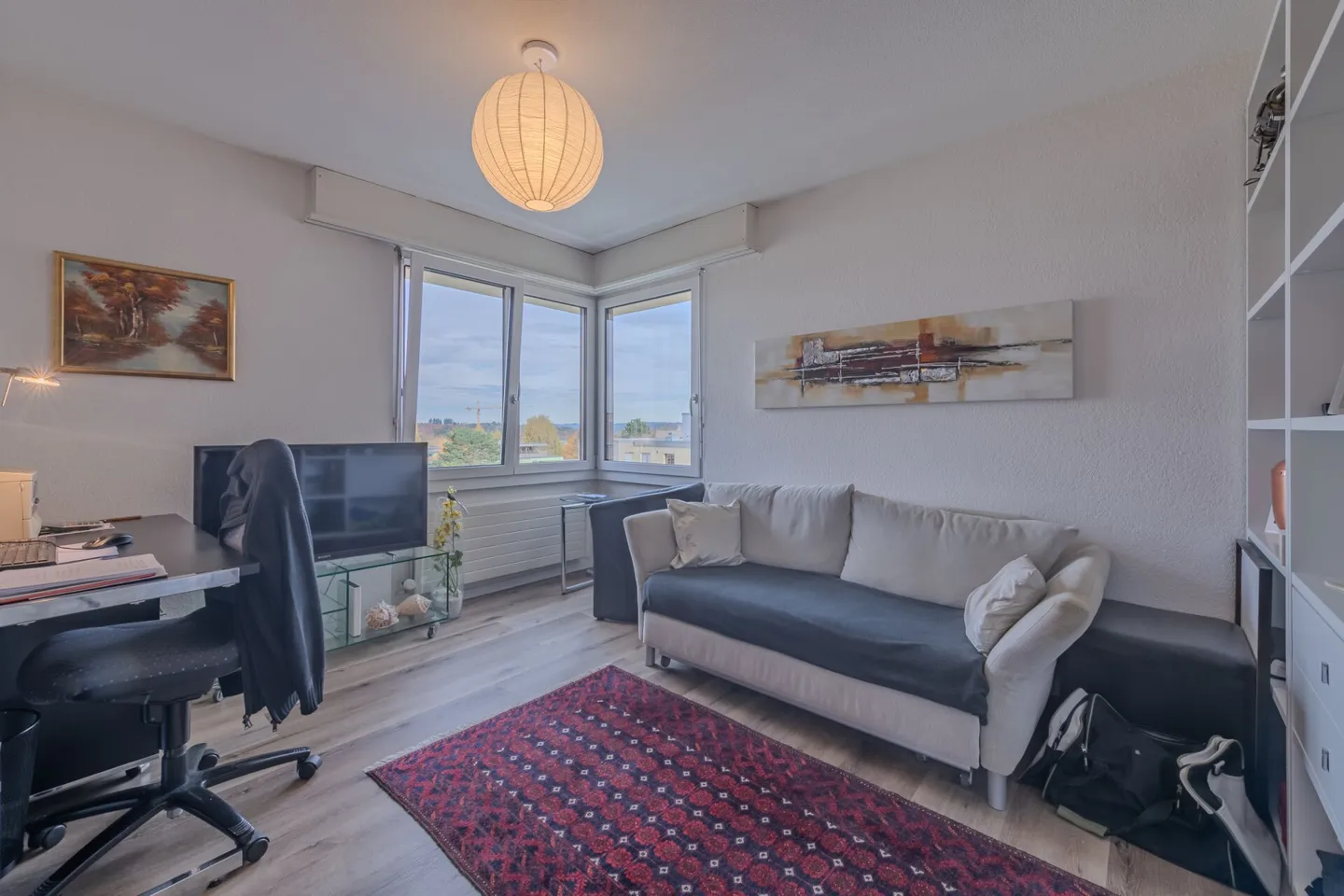 LARGE REAL ESTATE - Well-maintained 3.5 room apartment with beautiful views - Photo 8 of 10