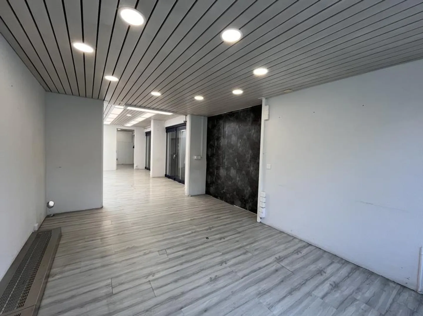 Retail space at Rathausquai directly on the Aare - Photo 2 of 10